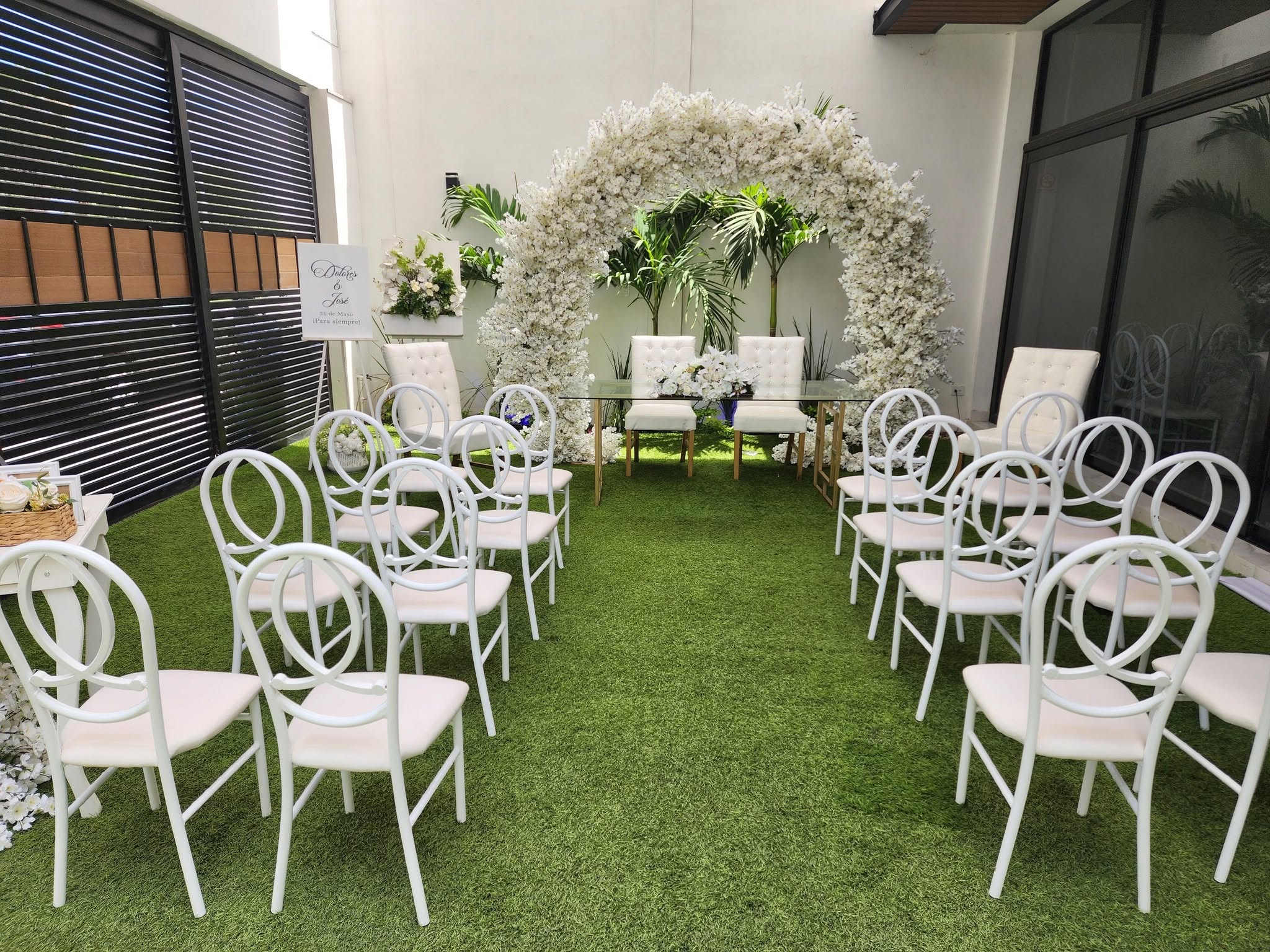 Jardín con arco floral